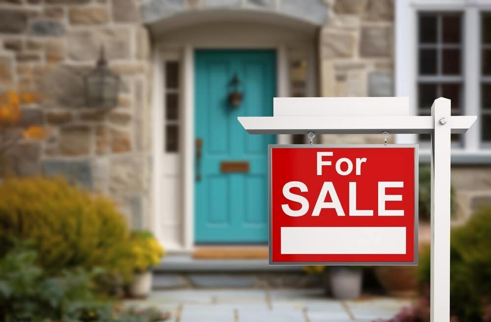 Sign showing home for sale to denote when is best to list homes for sale