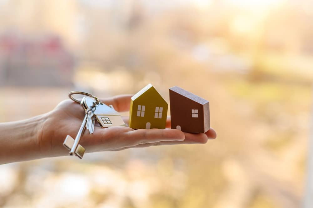 Asking prices fall as sellers tempt 'distracted' buyers – Rightmove
