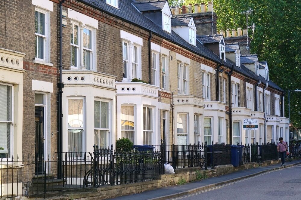 House price growth halves as 'reluctant' buyers and sellers hold back