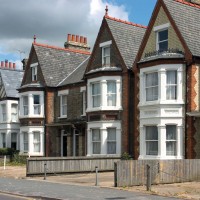 Quarterly house price rise pushes average property price to £212,430 – Halifax