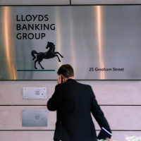 Lloyds boss closes in on £2.4m share bonus